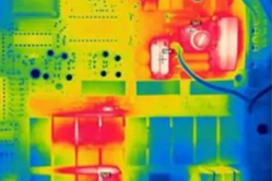 红外热像仪镜头下的半导体热像图