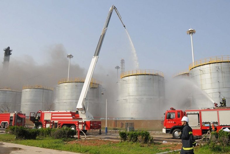 大型石油油罐现场图