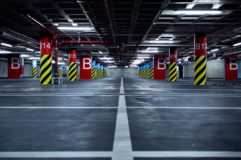 地下停车场环境相对较暗，范围大