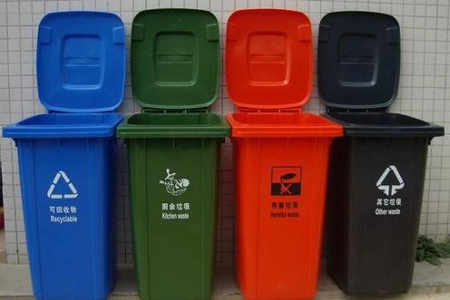 生活中常见的塑料垃圾桶