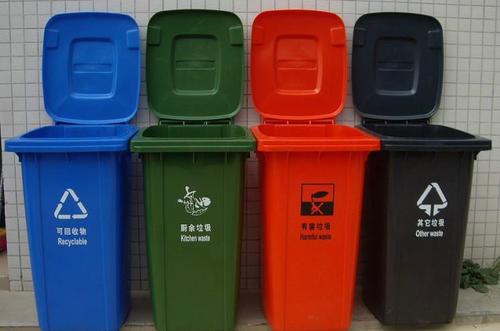 生活中常见的塑料垃圾桶